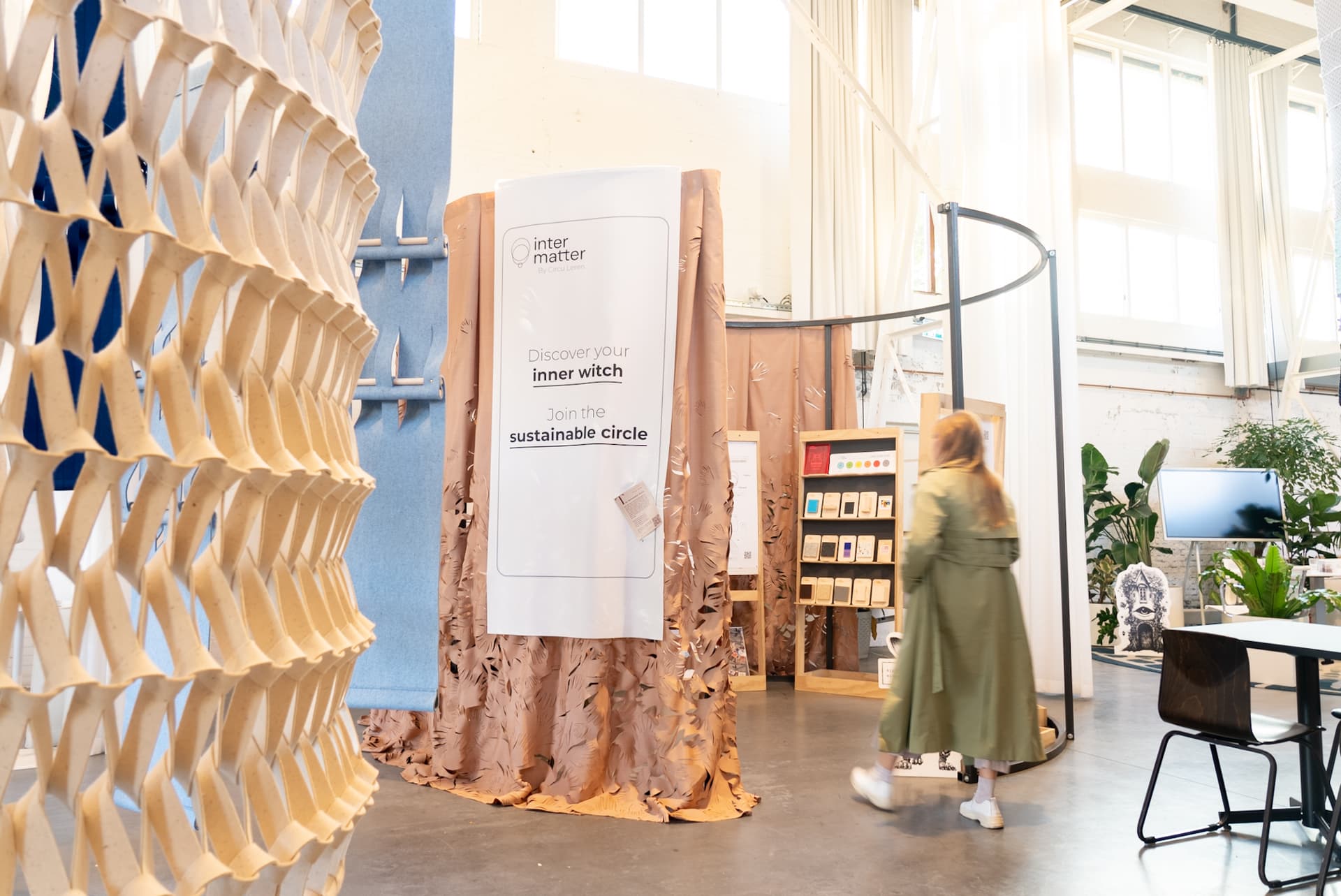 Ronde stalen expositie frames