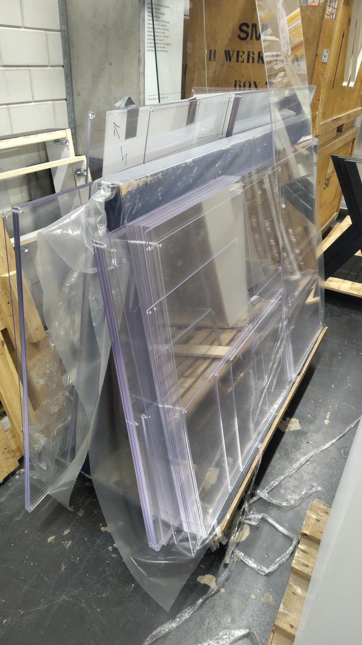 Plexiglas plaatjes 2mm met schroefgaatjes rondom
