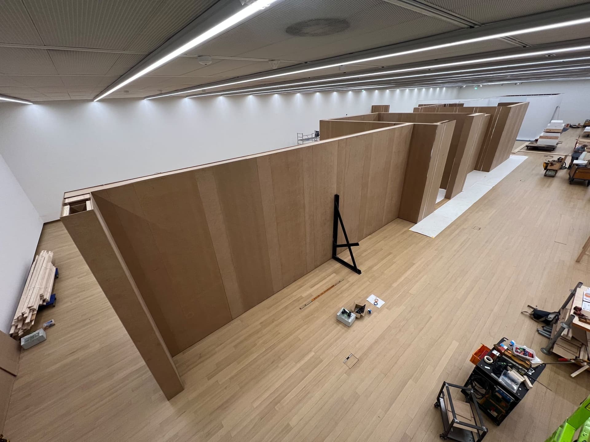 Mdf met behang en tackjes